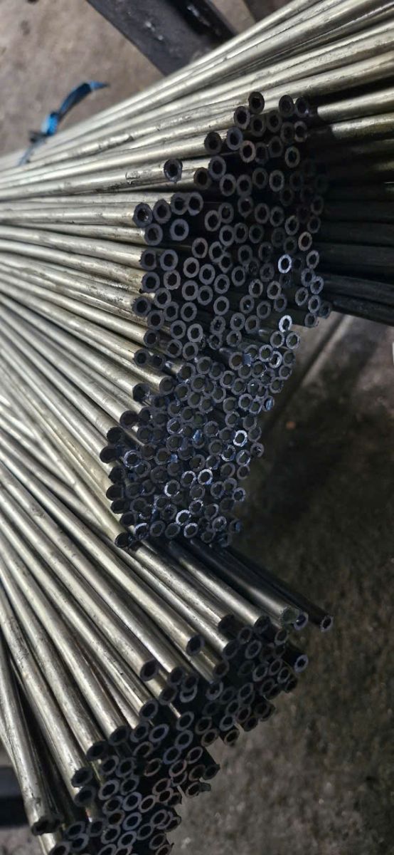 THÉP ỐNG ĐEN PHI 12