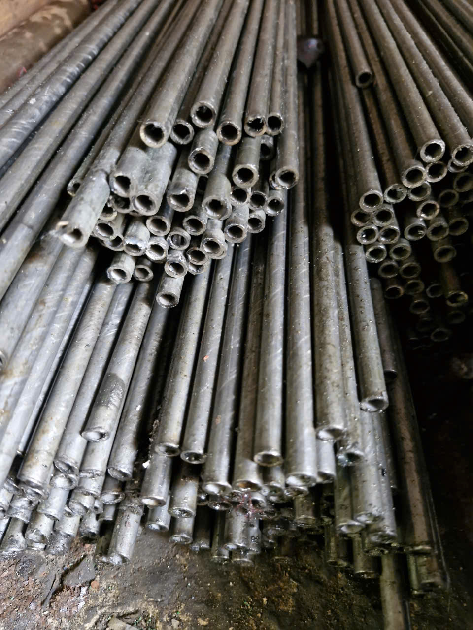 THÉP ỐNG ĐEN PHI 12